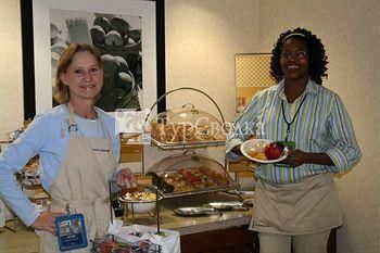 Hampton Inn Prattville 2*