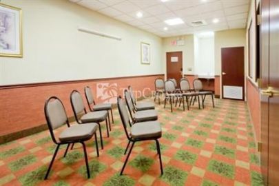 Holiday Inn Express Hotel & Suites Quakertown 3*