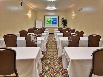 Holiday Inn Express Rancho Cucamonga 2*