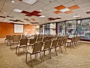 Super 8 Meadow Wood Courtyard 2*