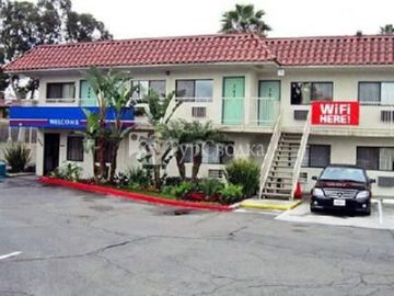 Motel 6 Riverside East 2*
