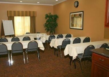Comfort Suites Salina 2*