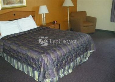 Econo Lodge Inn & Suites Salina 3*