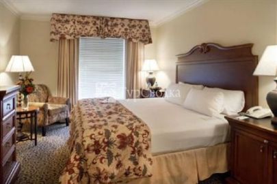 Holiday Inn Hotel Historic District (Mulberry Inn) 3*