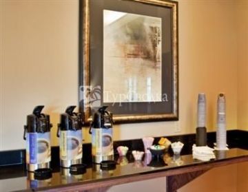 Holiday Inn Express Hotel & Suites Sedalia 2*