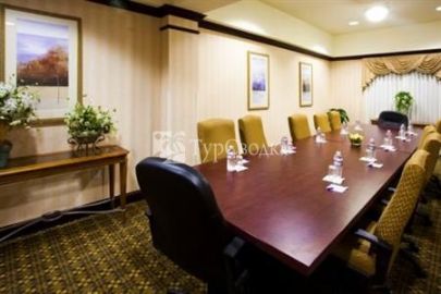 Holiday Inn Express Syracuse Airport 2*