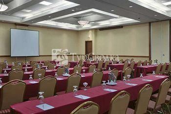 Hilton Tulsa Southern Hills 3*