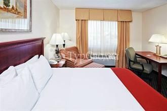 Holiday Inn Express Tulsa-Woodland Hills 2*