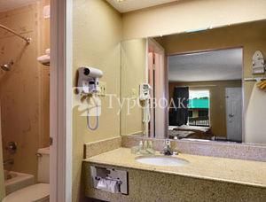 Howard Johnson Tyler 2*