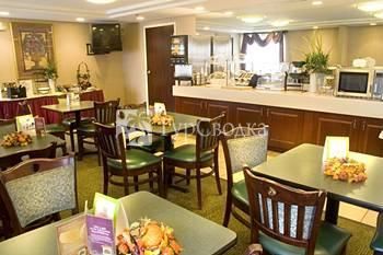 La Quinta Inn & Suites Warwick 3*