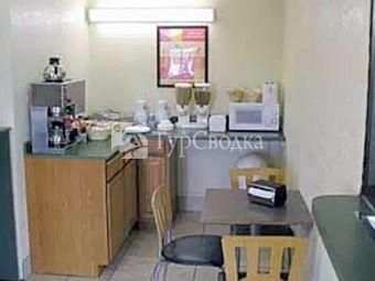 Econo Lodge East Wichita 2*