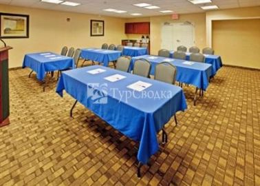 Holiday Inn Express & Suites Wichita Airport 2*